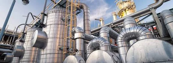 Industrial plant with process vessels and pipework